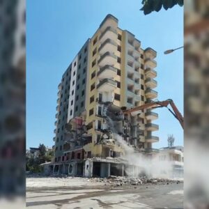 hasarli bina coktu is makinesi operatoru canini son anda kurtardi YJwrGaUg