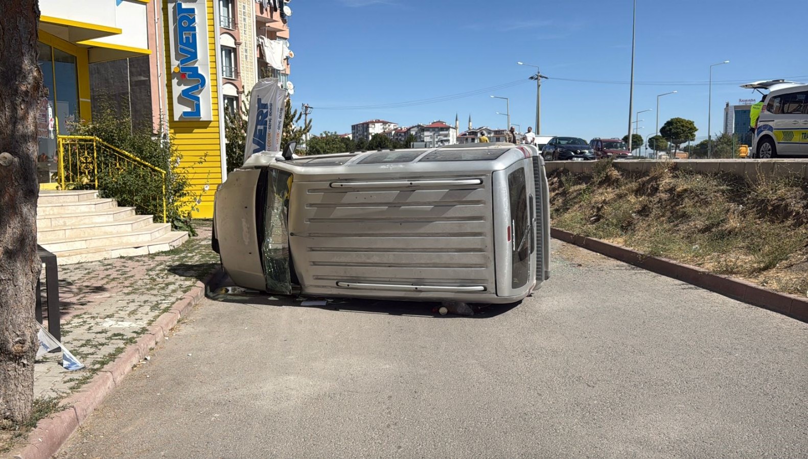 sivasta kaza arac yoldan cikip devrildi DnjiWMUX