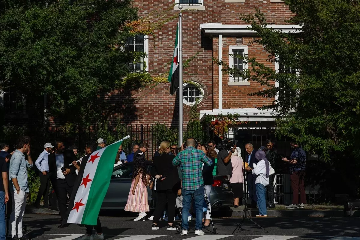 suriye bayragi washingtonda gondere cekildi x7jQOycO