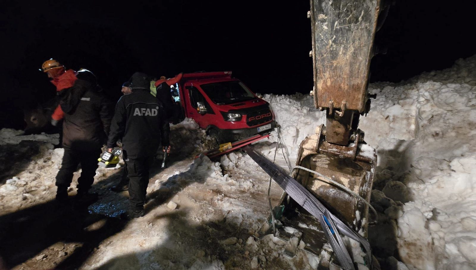 yaylada araclarin uzerine cig dustu 15 vatandas kurtarildi AILFdnMn