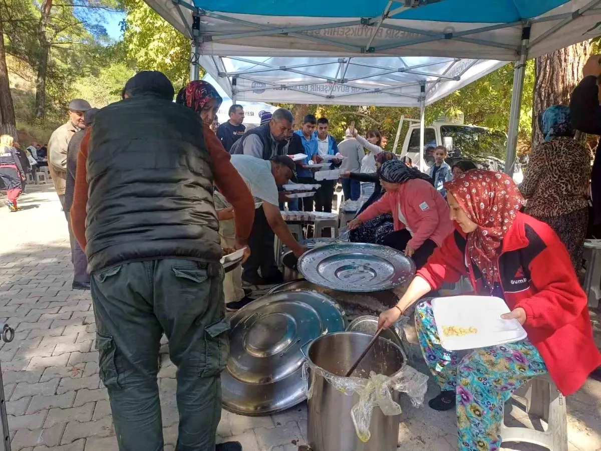 dereli mahallesinde geleneksel koy hayri etkinligi yogun katilimla gerceklesti FI199bhm.jpg
