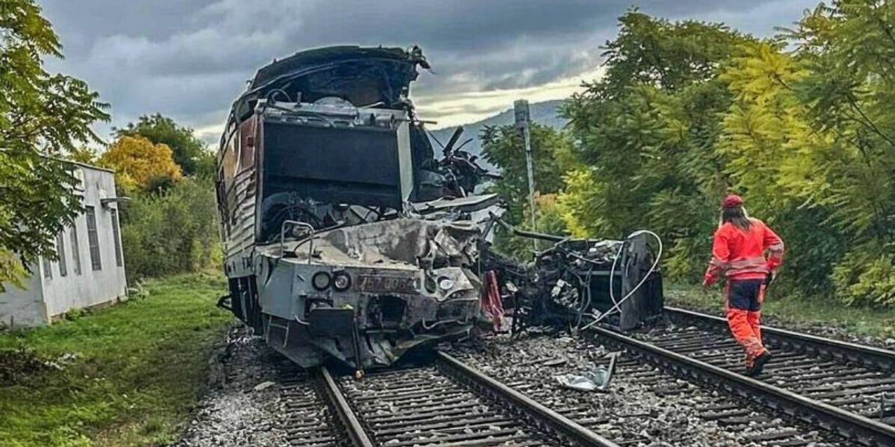 hizli trenler carpisti cok sayida yarali var 7pSsJnK1.jpg