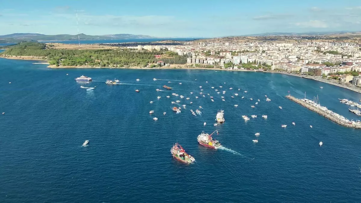 kuresel sumud filosuna destek icin turk ve filistin bayraklariyla donatilan teknelerden bogaz turu ivsVZOfe