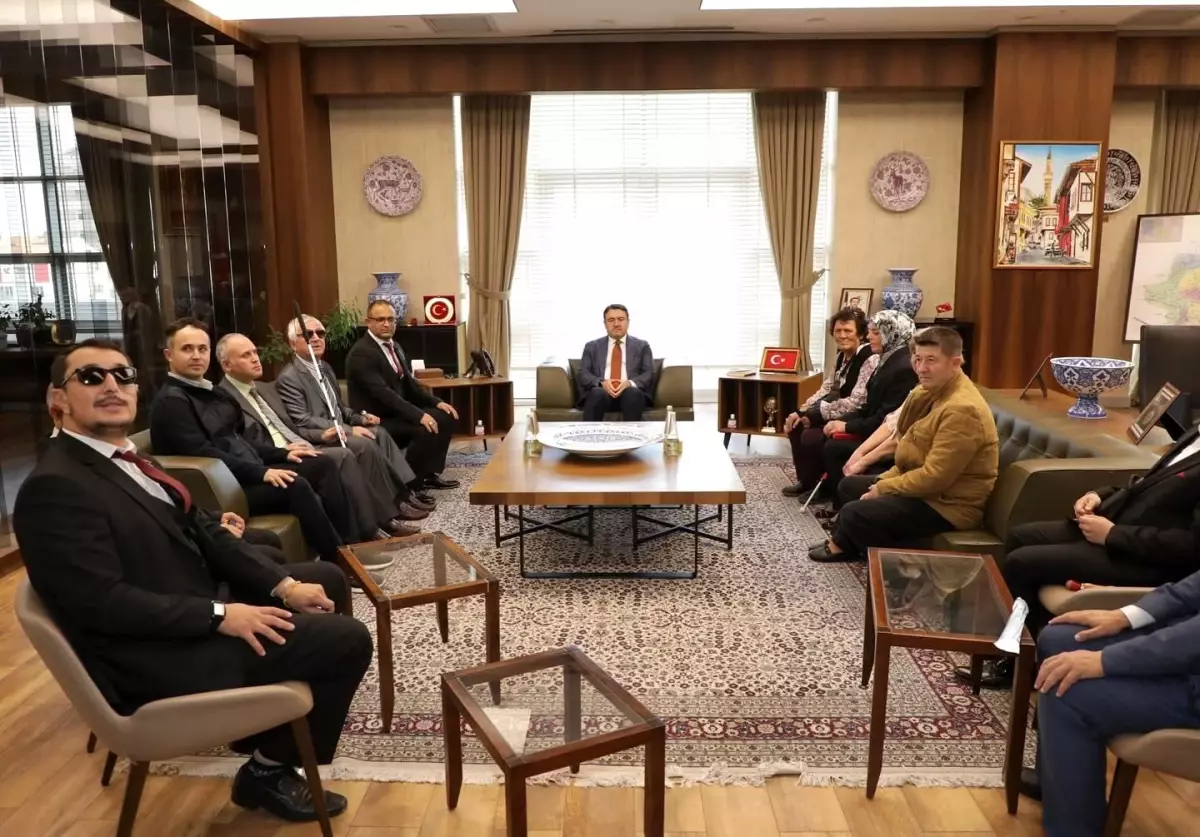 vali isin gorme engellileri ziyaret etti MbsnfnHe.jpg