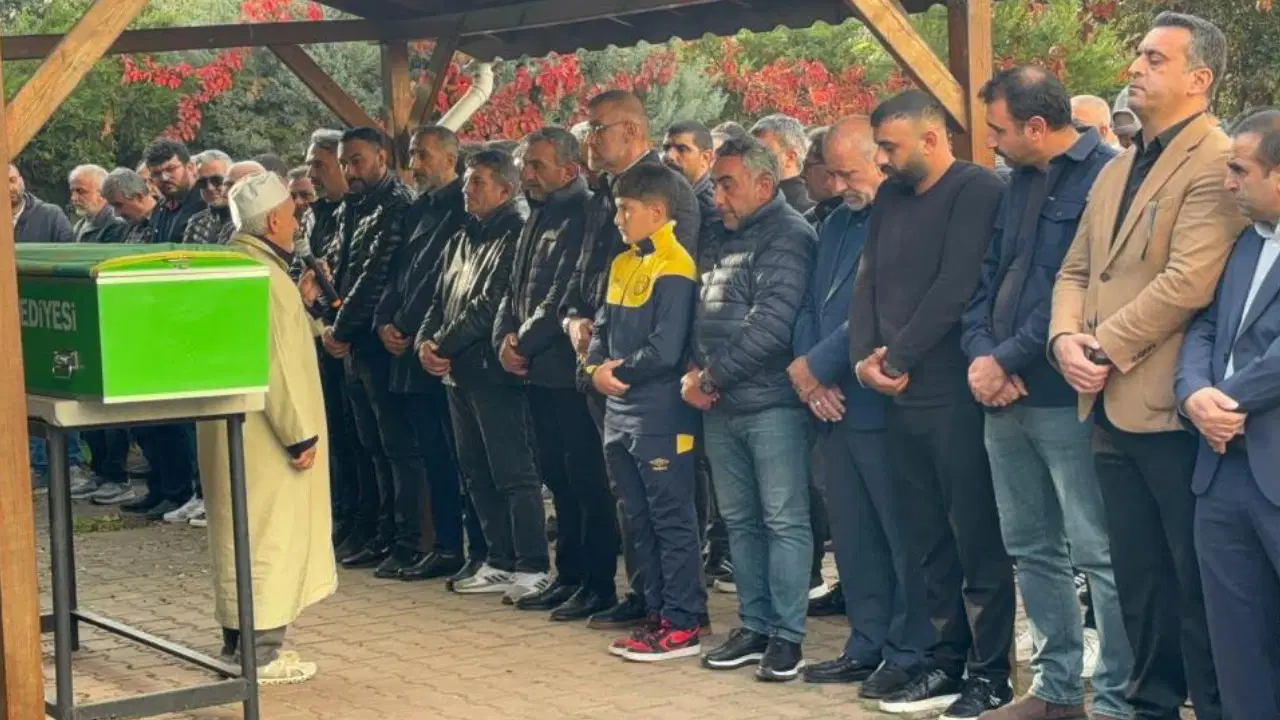 cezavindeki odasinda olu bulunan fatih ozer kocaelide topraga verildi 38sGpmZE.jpg