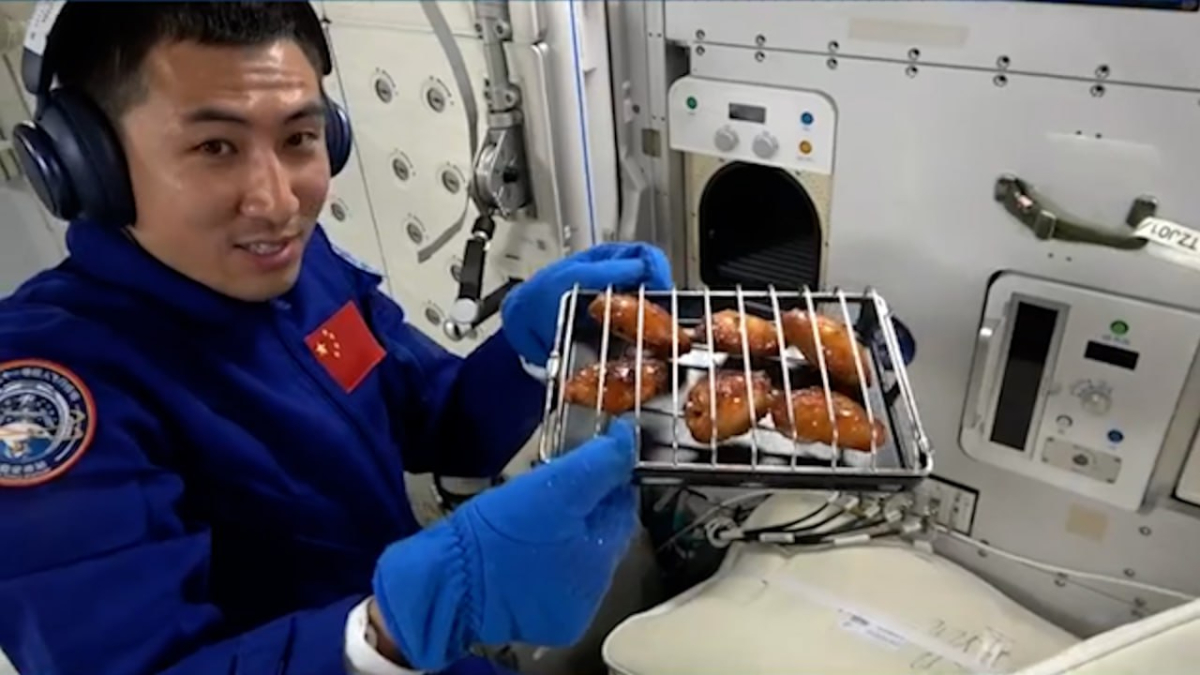 cinli taykonotlar uzayda ilk kez izgara et ve tavuk pisirdi 6WaATMqI.jpg