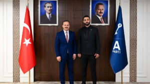 agiralioglu-rozetleri-takti-anahtar-partiye-iki-yeni-isim-katildi-BZqVpwqI