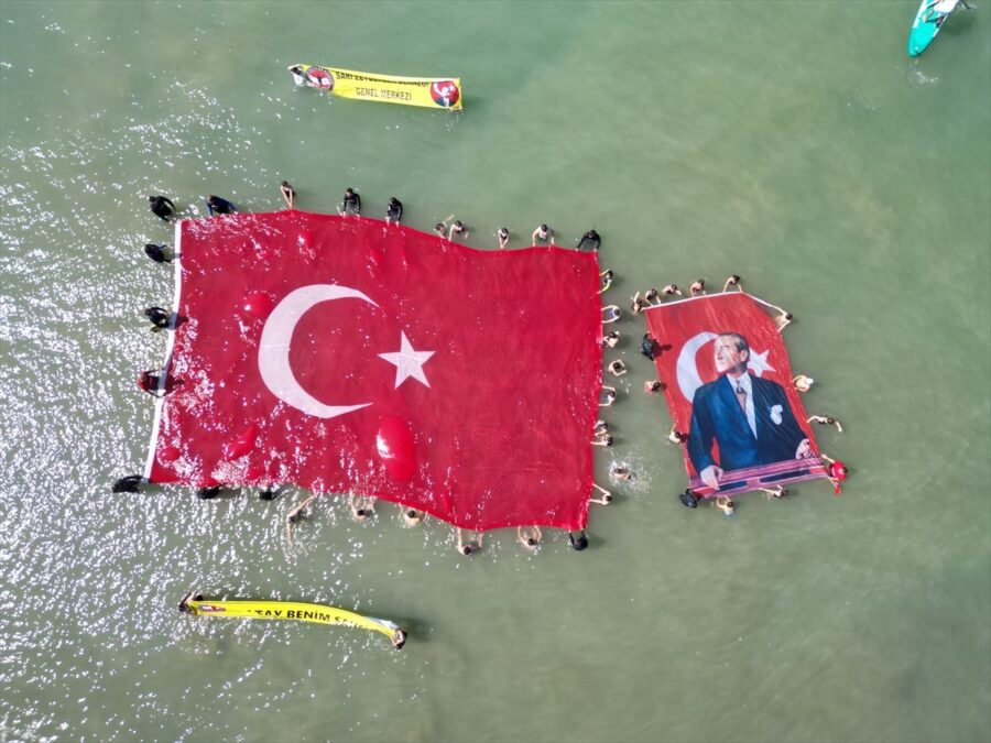 Arsuz’da 19 Mayıs Kutlamaları: Denizde Dev Türk Bayrağı Dalgalandı